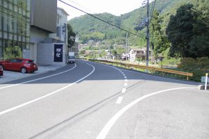 獺祭タワー前の大通り